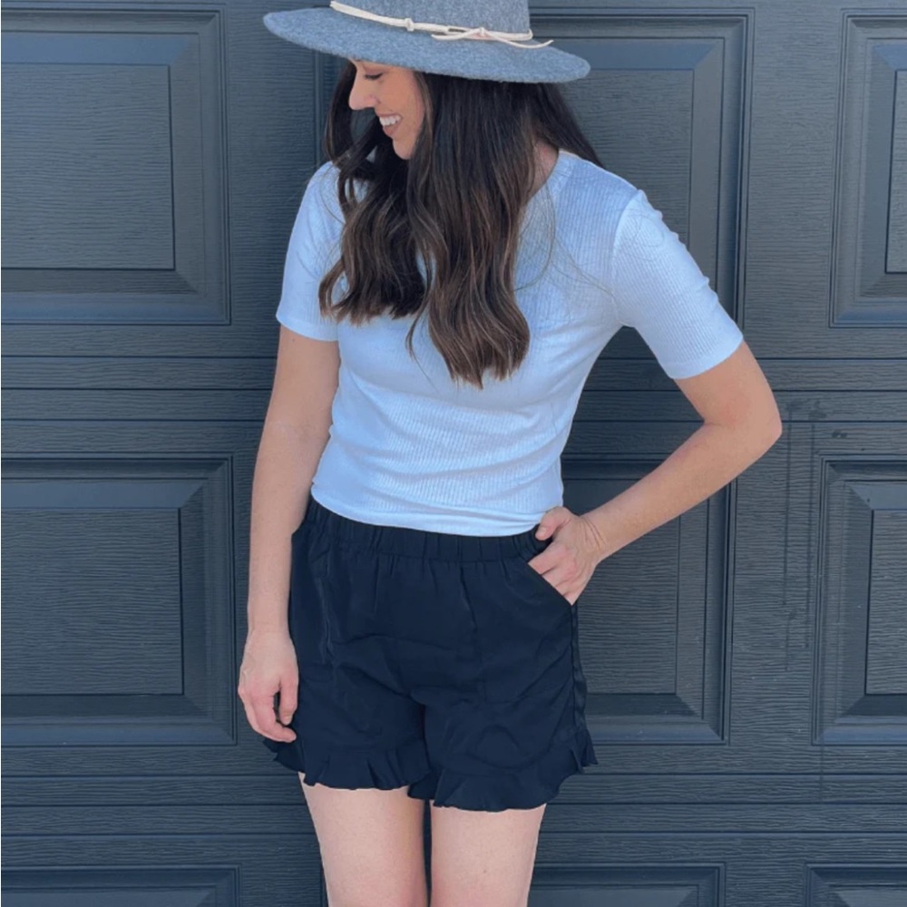 NWT Bailey’s Blossoms Alredine Charlie Pocketed Ruffle Shorts